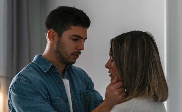 Manipulator želi nesigurnu ženu – Pravi muškarac želi nezavisnu: Glave razlike među njima