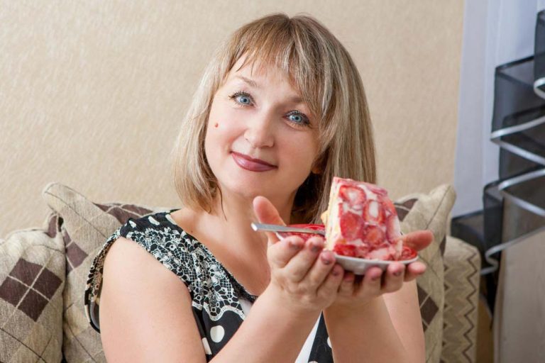 KAKO DA SMANJITE APETIT AKO IMATE VIŠE OD 50 GODINA: Žene u menopauzi se lako goje zbog hormona – 7 moćnih savjeta!