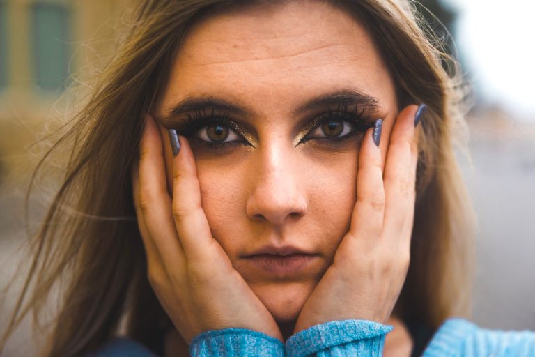 13 stvari koje mentalno jake žene ne rade, prema psihoterapeutu